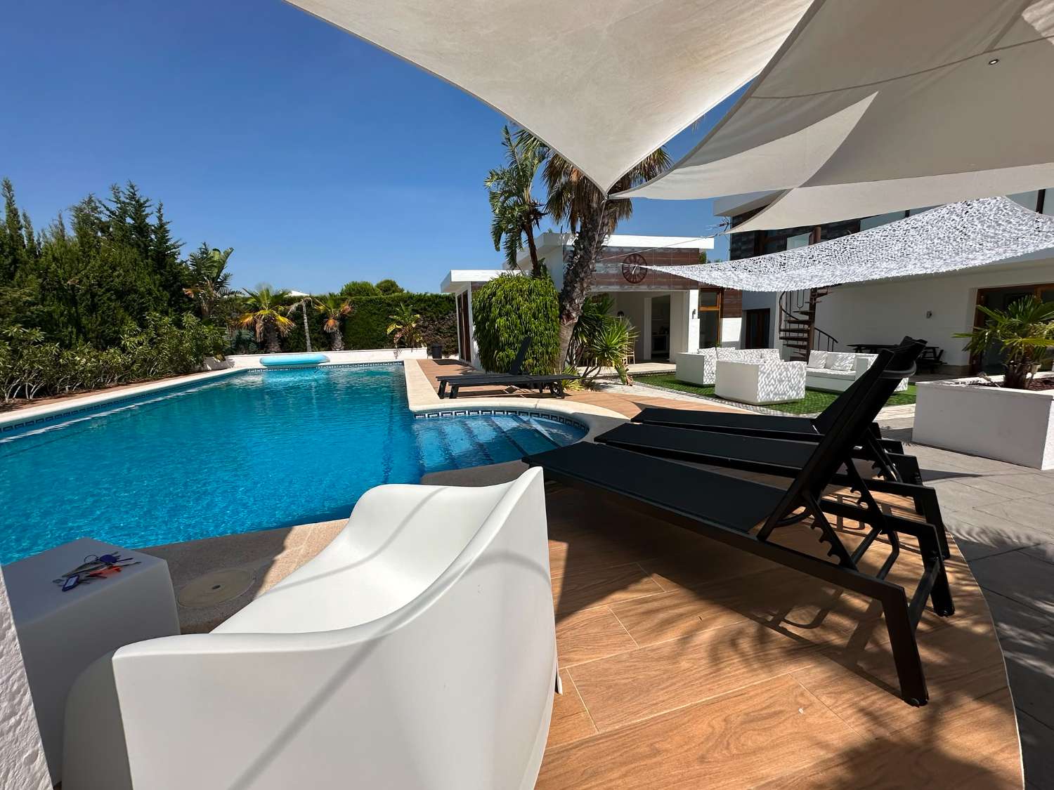 Grande maison moderne avec vue mer et grande piscine privée !