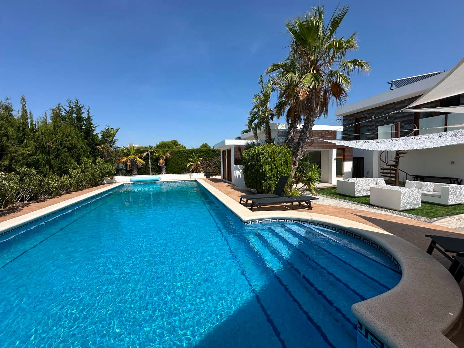 Grande maison moderne avec vue mer et grande piscine privée !