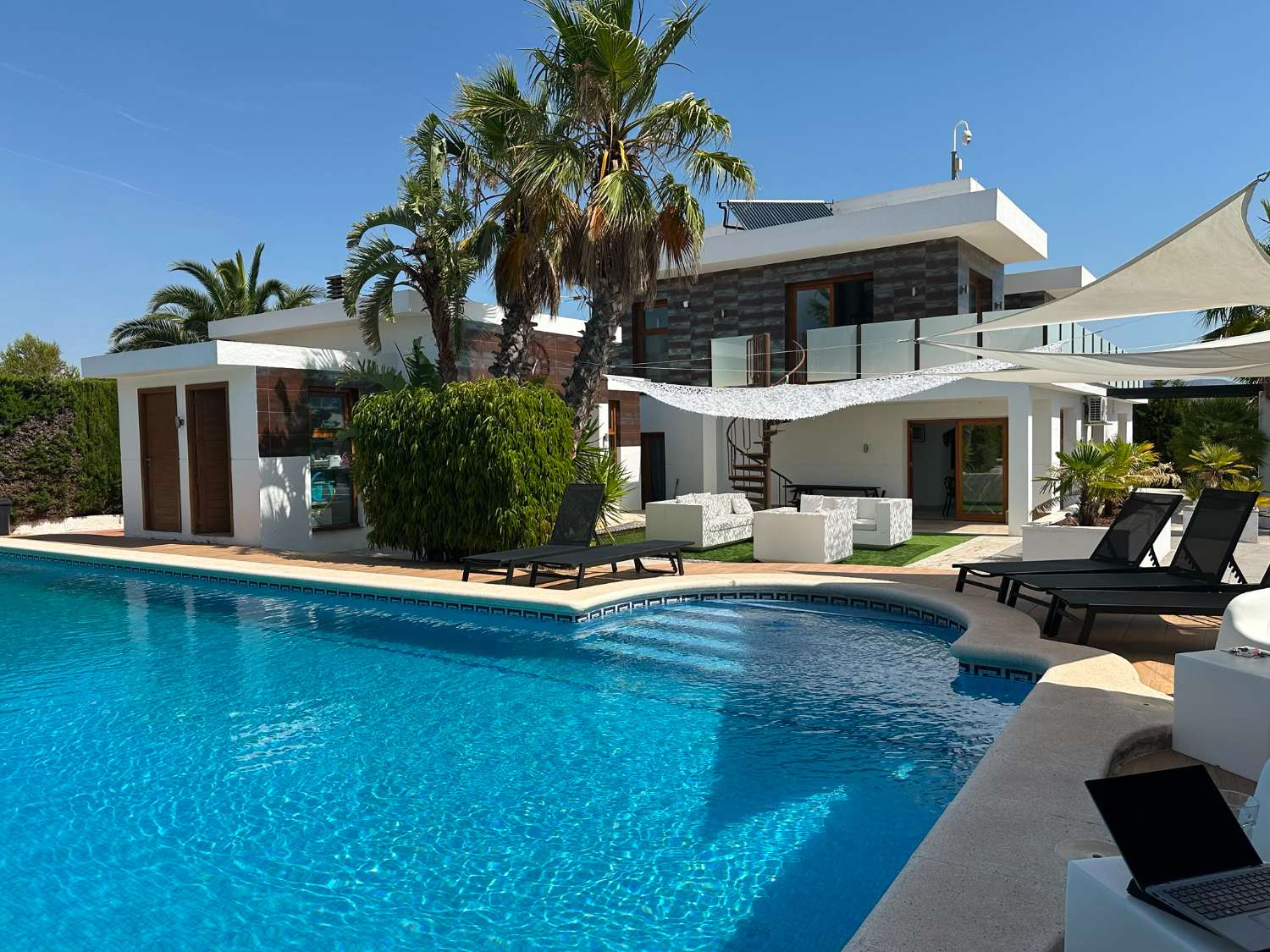 Grande maison moderne avec vue mer et grande piscine privée !