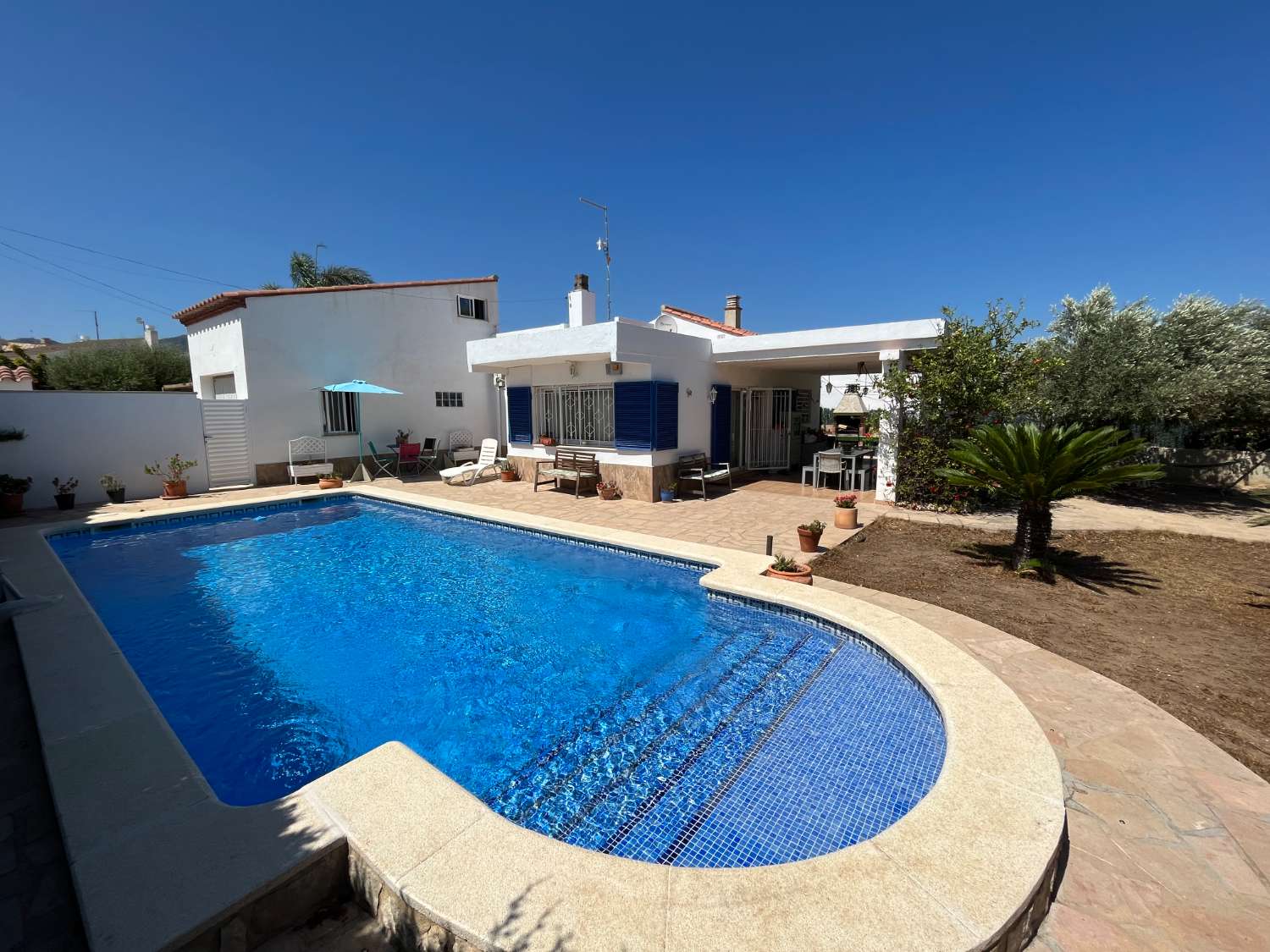 Casa con estudio independiente y piscina, a 600m del mar