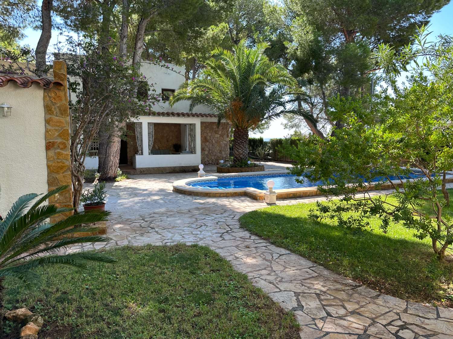Exceptional!! 1st sea line!! Large villa on a beautiful wooded lot of 4350 m2 !!!!!
