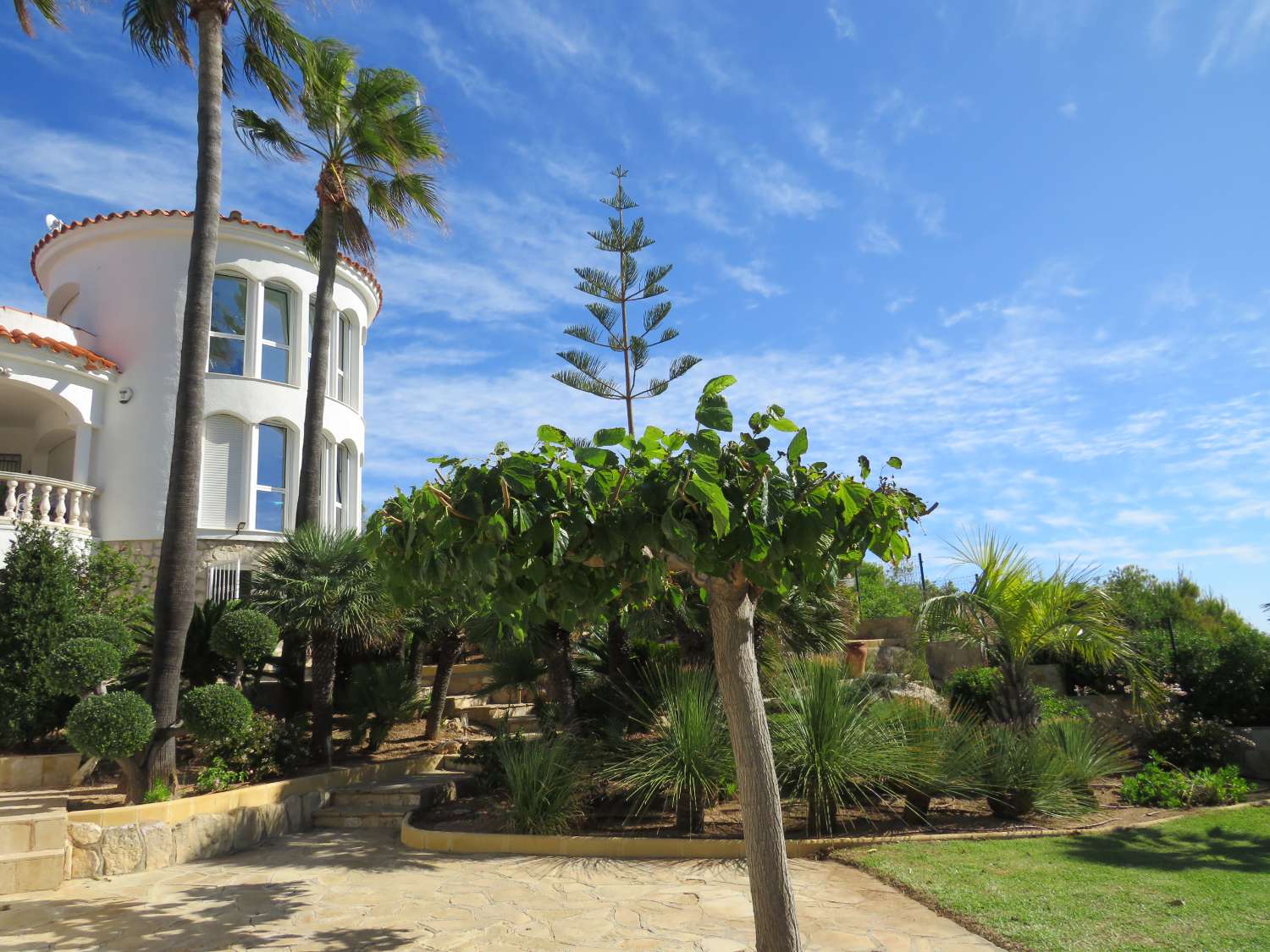 Spectacular! Beautiful house on the first line of the sea!