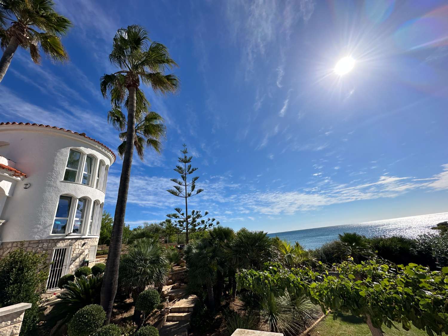 Spectacular! Beautiful house on the first line of the sea!