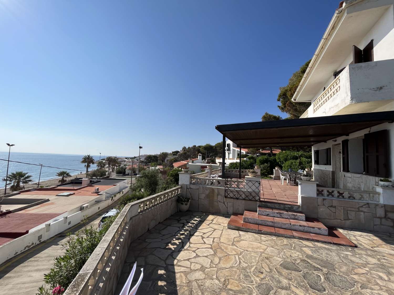 Villa en première ligne de mer, avec vue incroyable sur la méditerranée