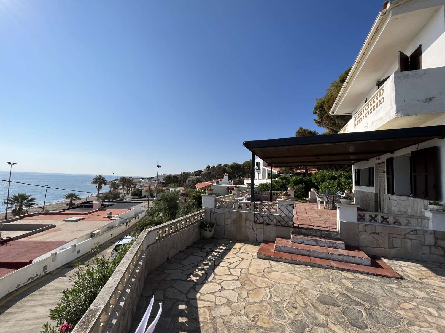 Chalet en primera línea de mar, con increíbles vistas al Mediterráneo