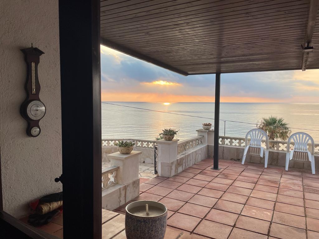 Chalet en primera línea de mar, con increíbles vistas al Mediterráneo