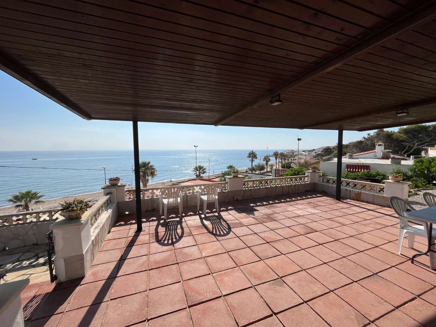 Chalet en primera línea de mar, con increíbles vistas al Mediterráneo