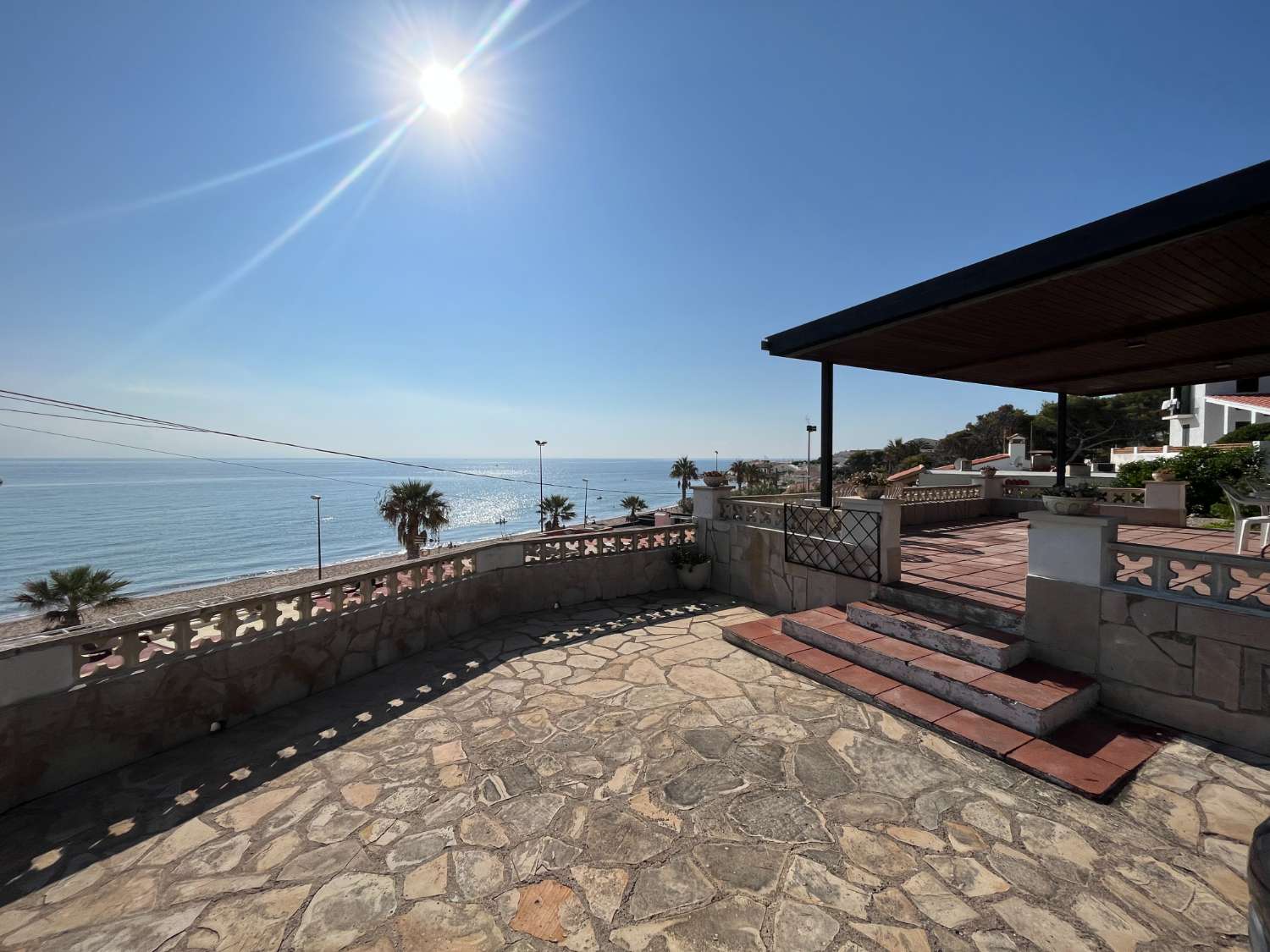 Chalet en primera línea de mar, con increíbles vistas al Mediterráneo