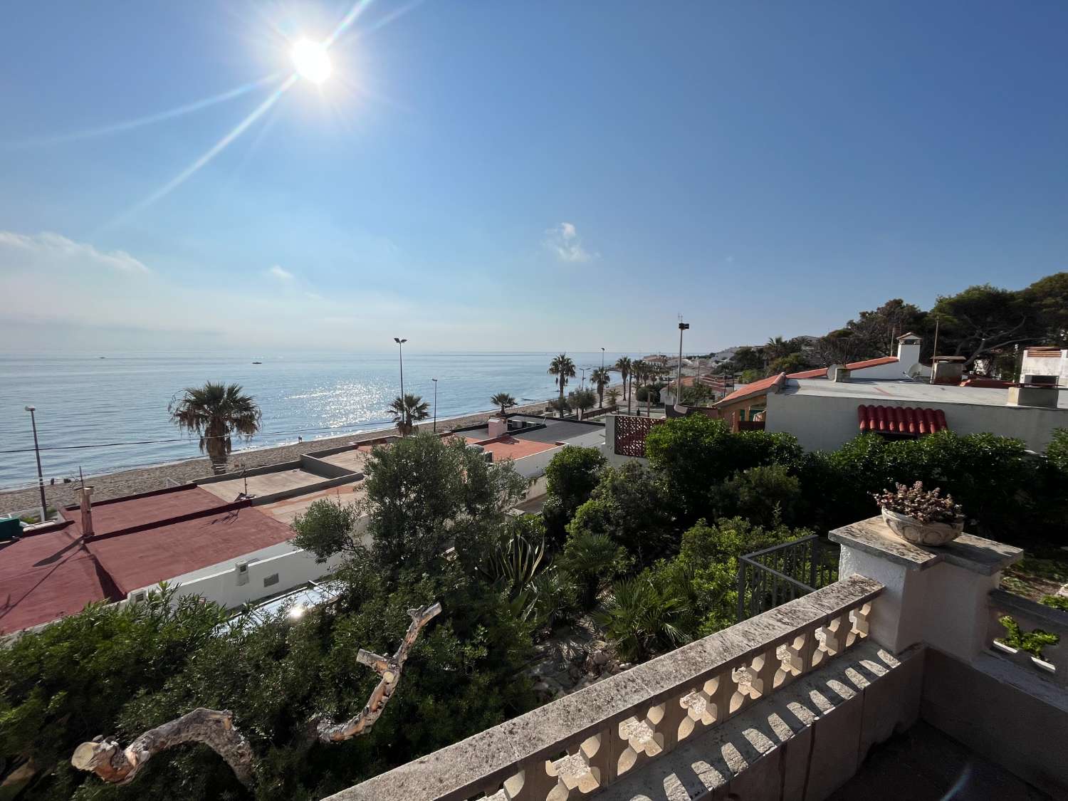 Xalet a primera línia de mar, amb increïbles vistes al Mediterrani