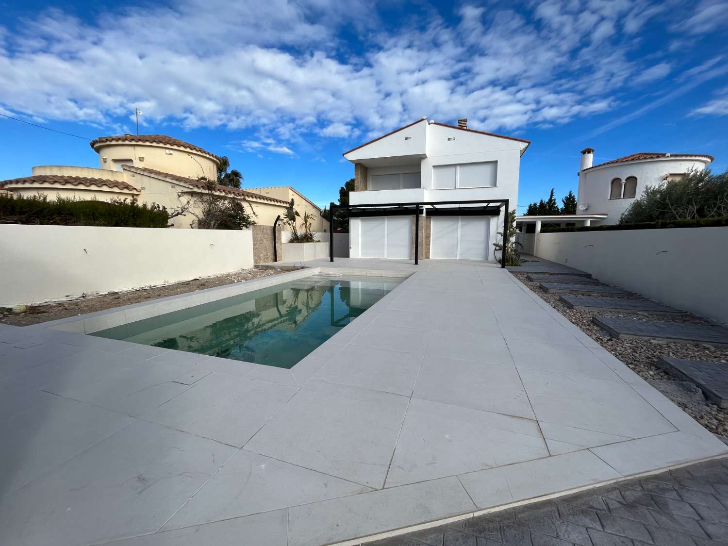 Maison individuelle moderne avec piscine privée