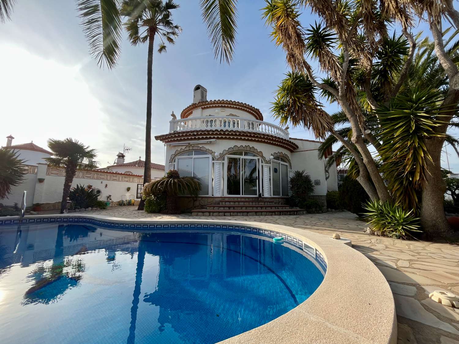 Magnífica villa con piscina y jardín, a un paso de la playa