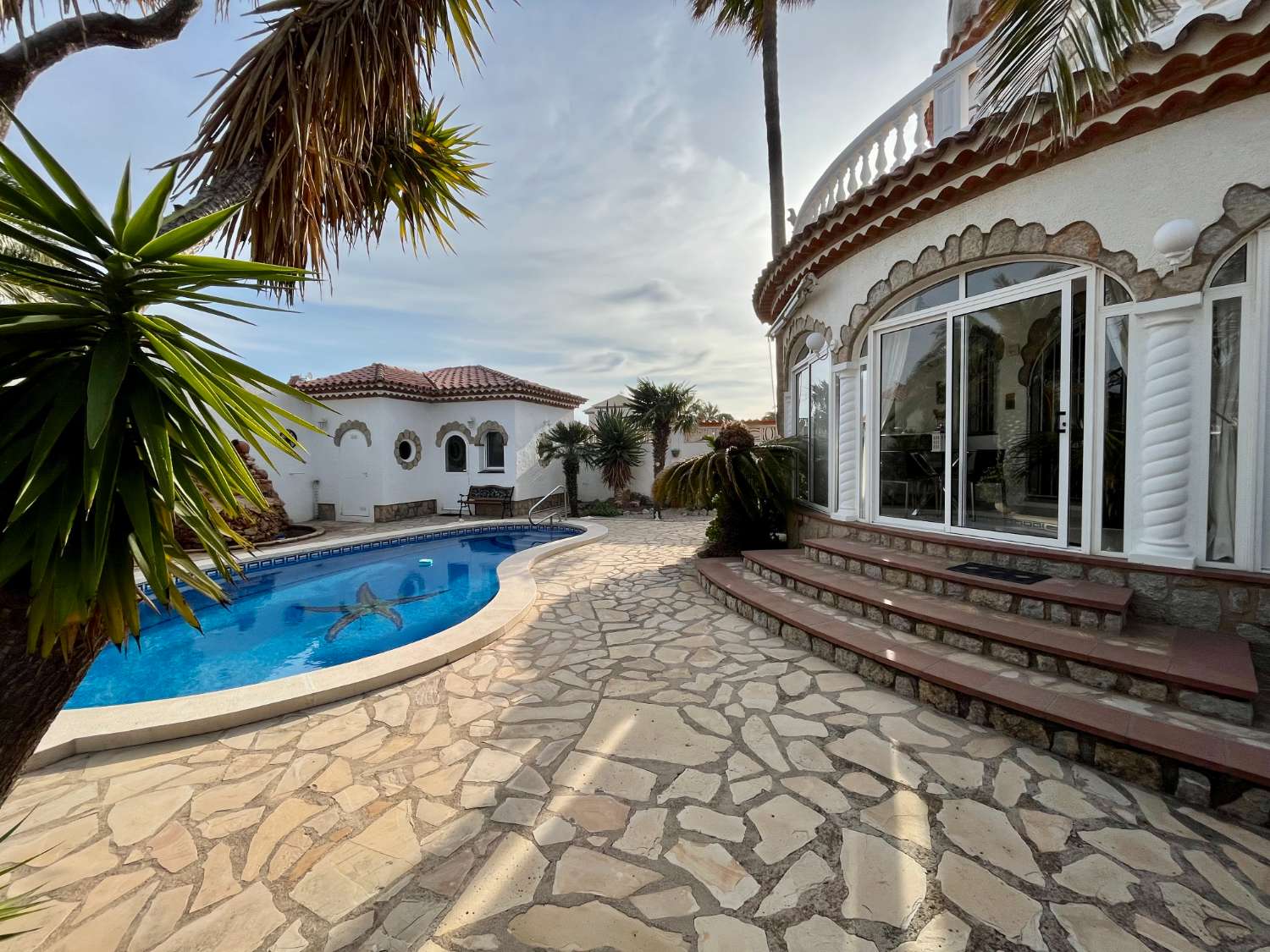 Magnífica villa con piscina y jardín, a un paso de la playa