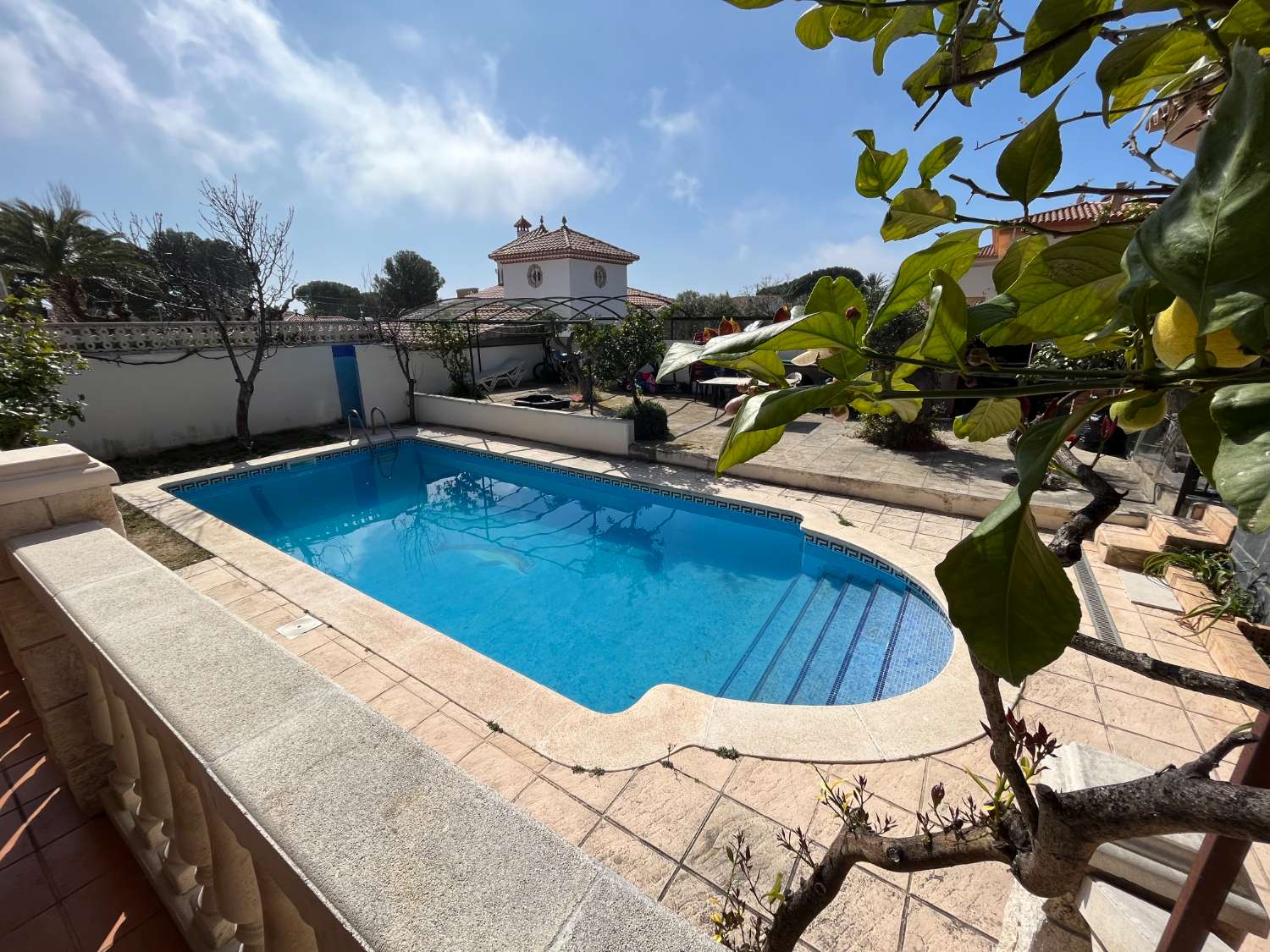 Villa muy amplia con piscina en Miami Platja