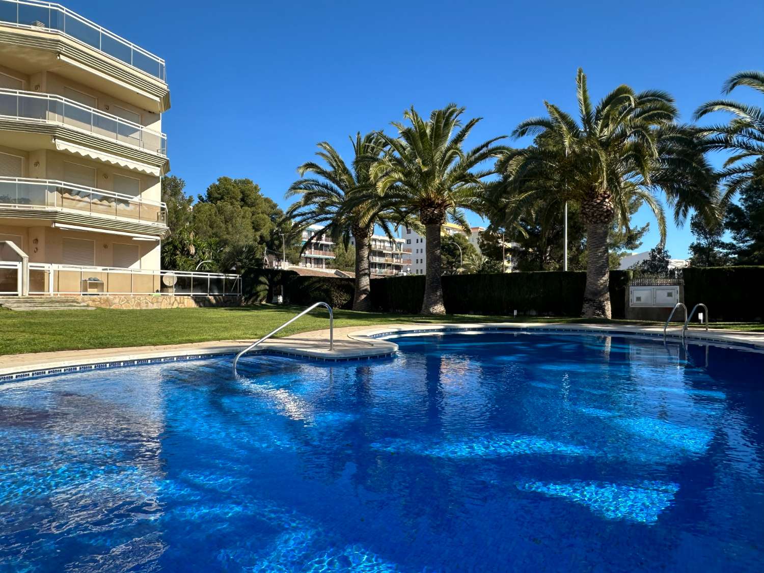 BEAUTIFUL APARTMENT WITH COMMUNAL POOL ON THE SEAFRONT!