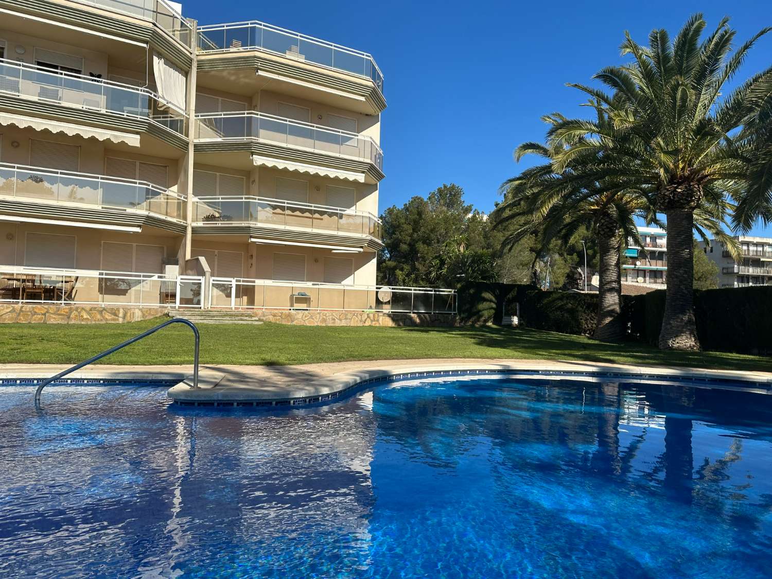 BEAUTIFUL APARTMENT WITH COMMUNAL POOL ON THE SEAFRONT!