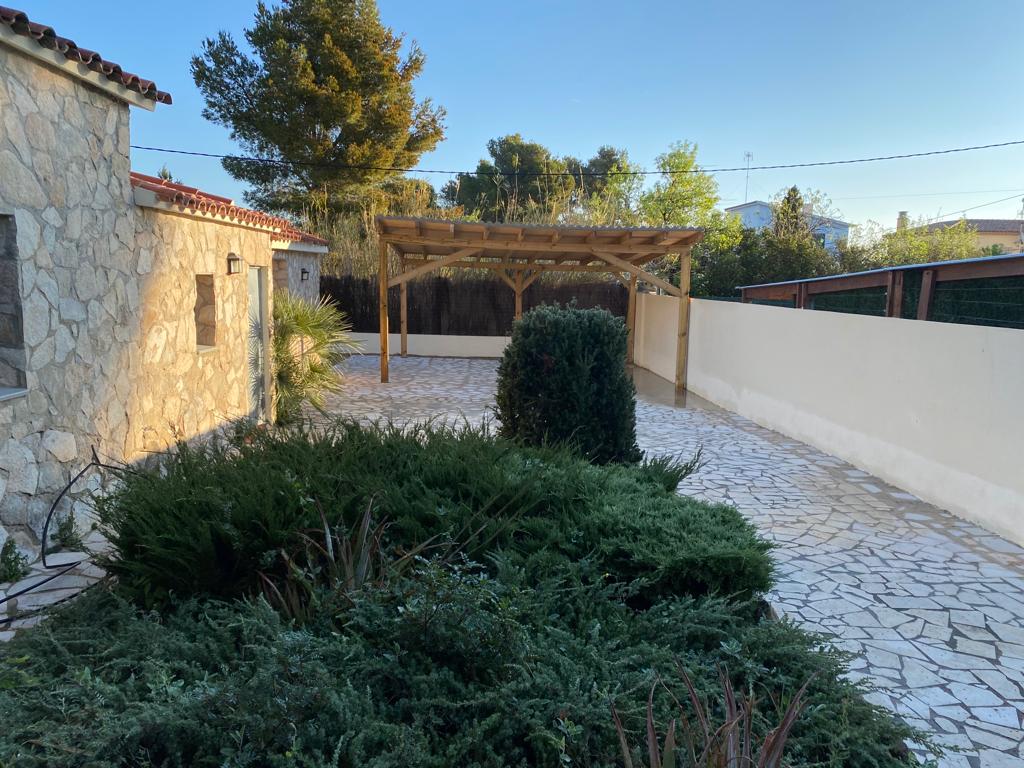 Preciosa casa con piscina privada con gran jardin !
