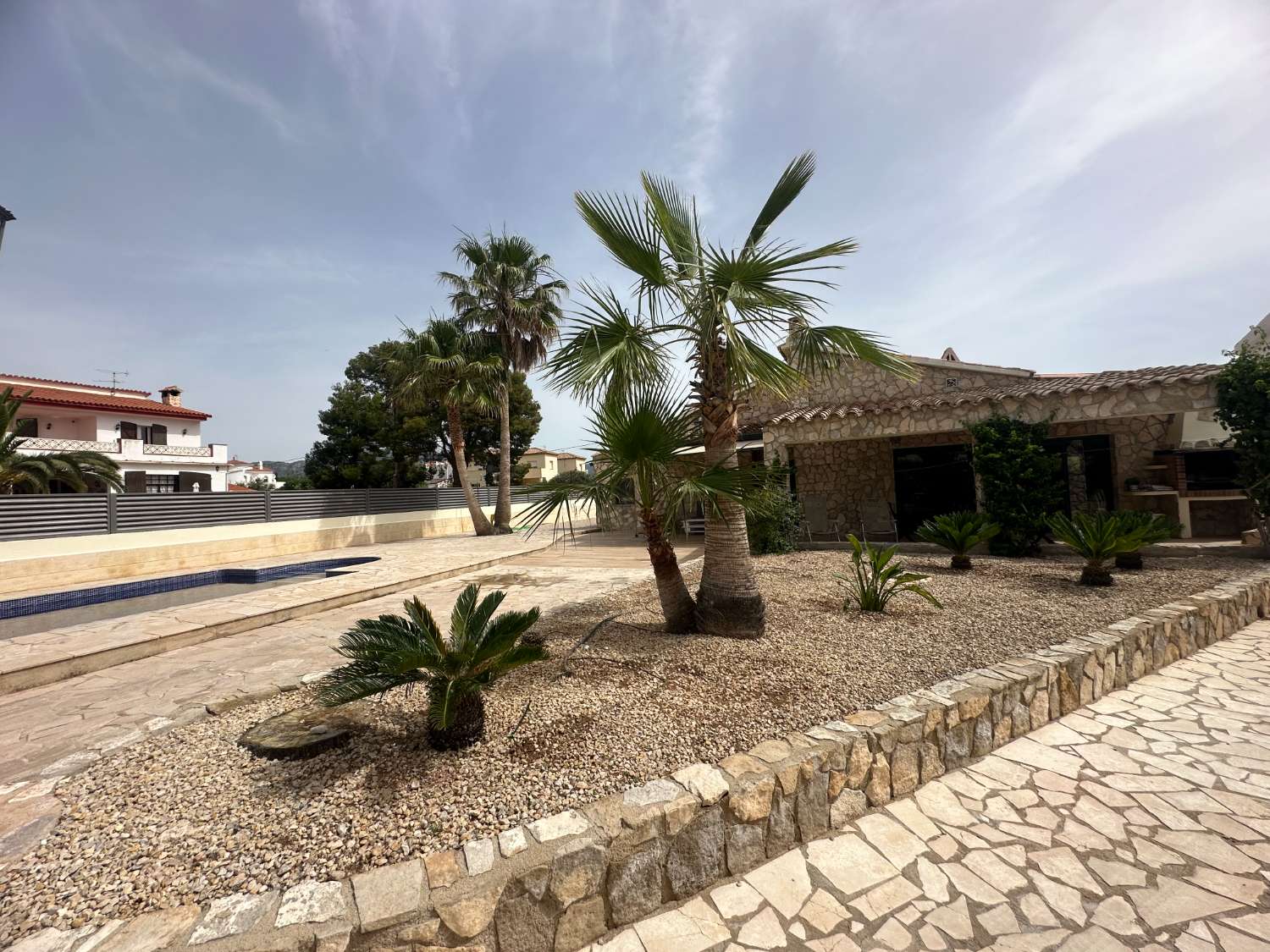 Preciosa casa con piscina privada con gran jardin !