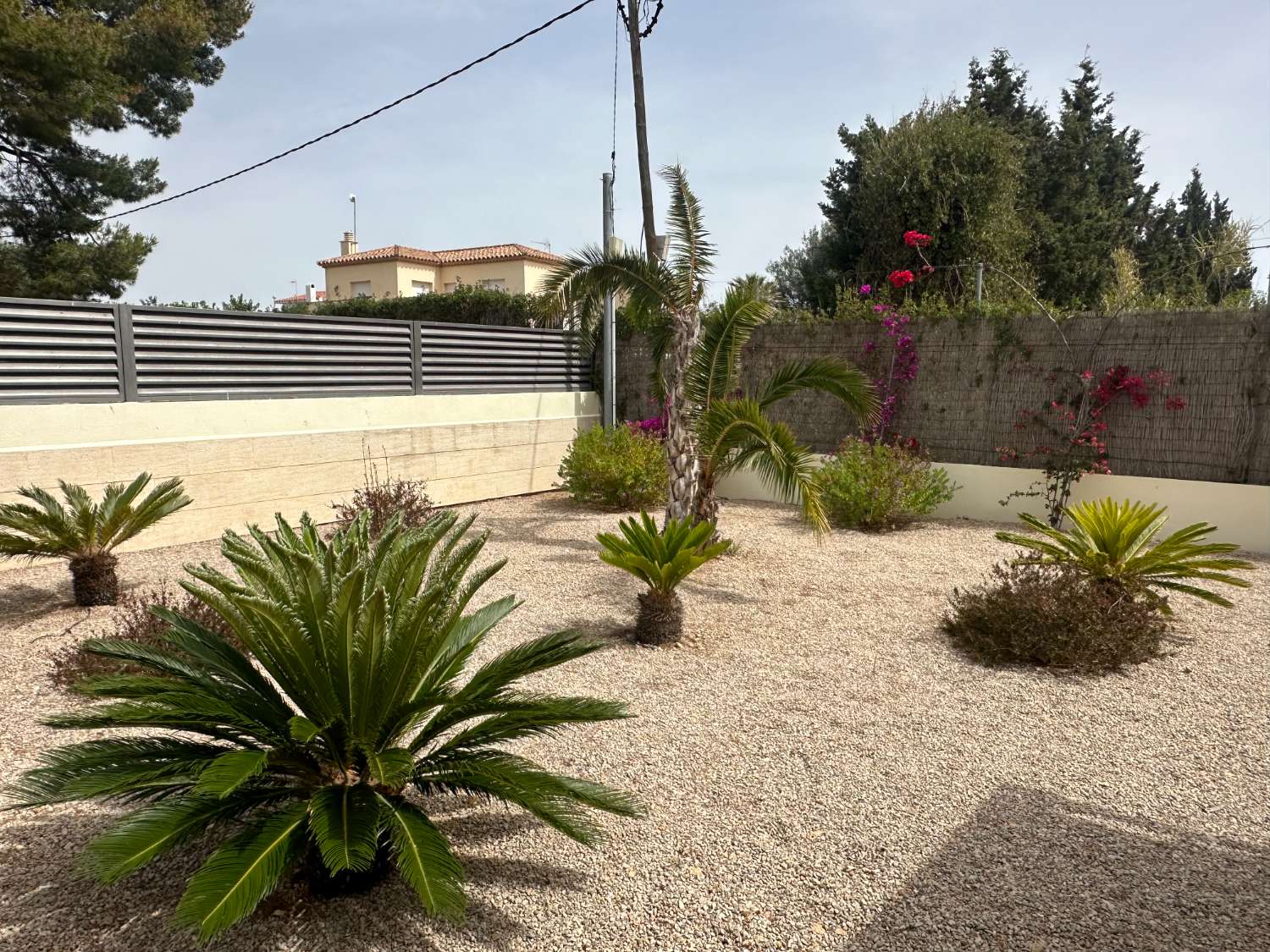 Preciosa casa con piscina privada con gran jardin !