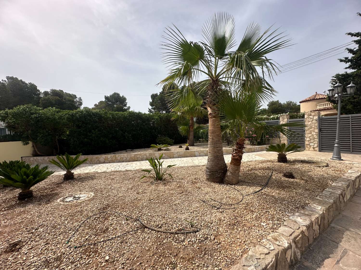 Preciosa casa con piscina privada con gran jardin !