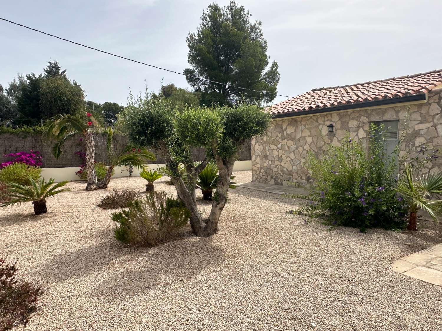 Preciosa casa con piscina privada con gran jardin !