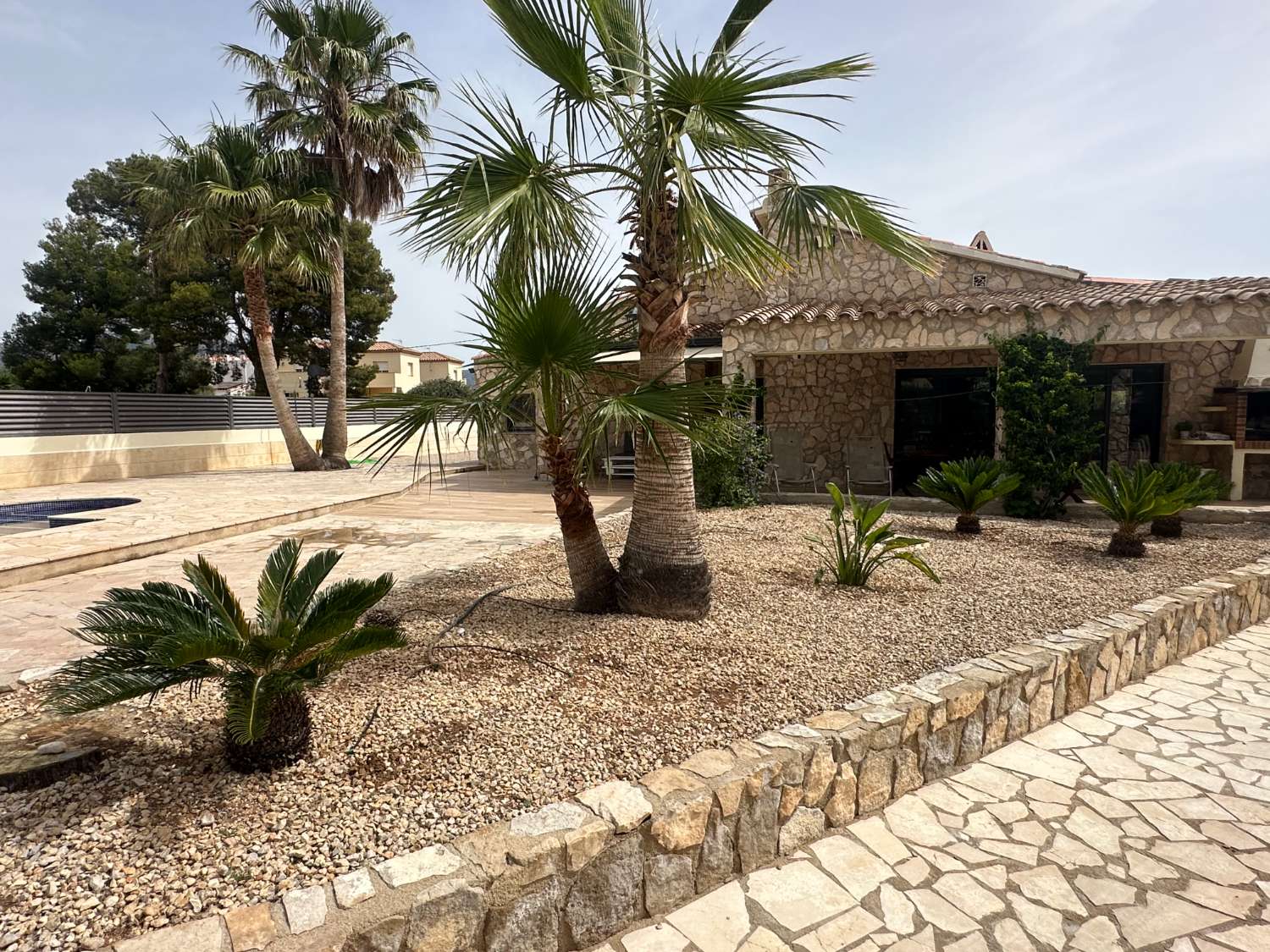 Preciosa casa con piscina privada con gran jardin !