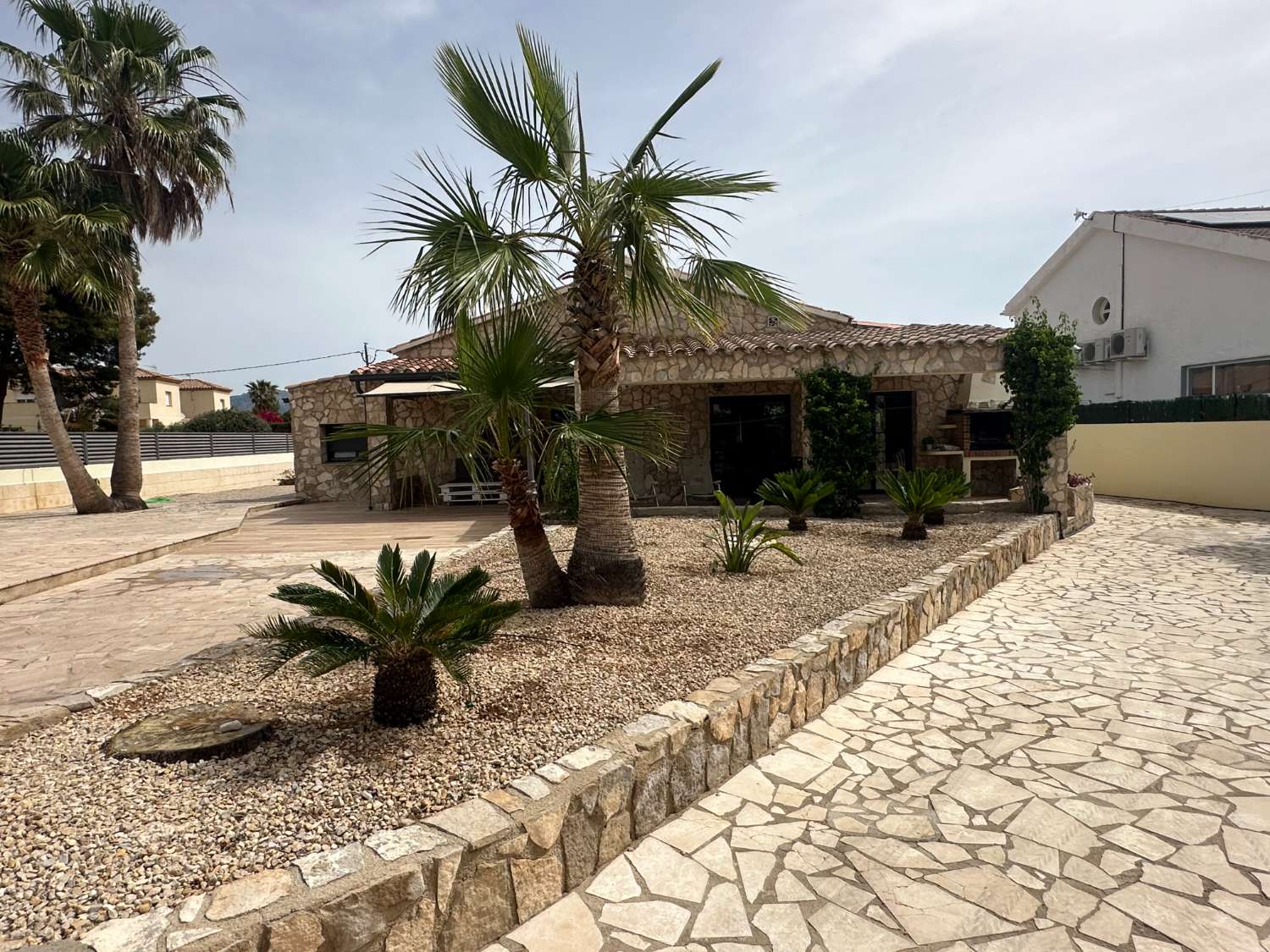 Preciosa casa con piscina privada con gran jardin !
