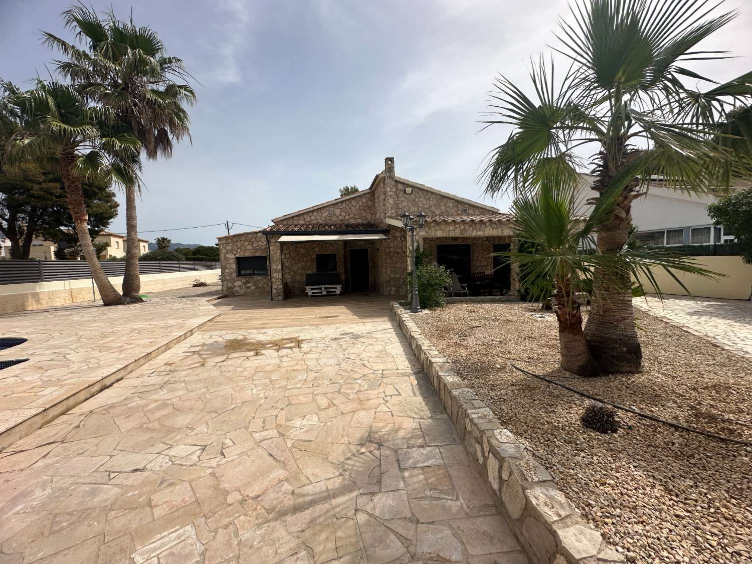Preciosa casa con piscina privada con gran jardin !