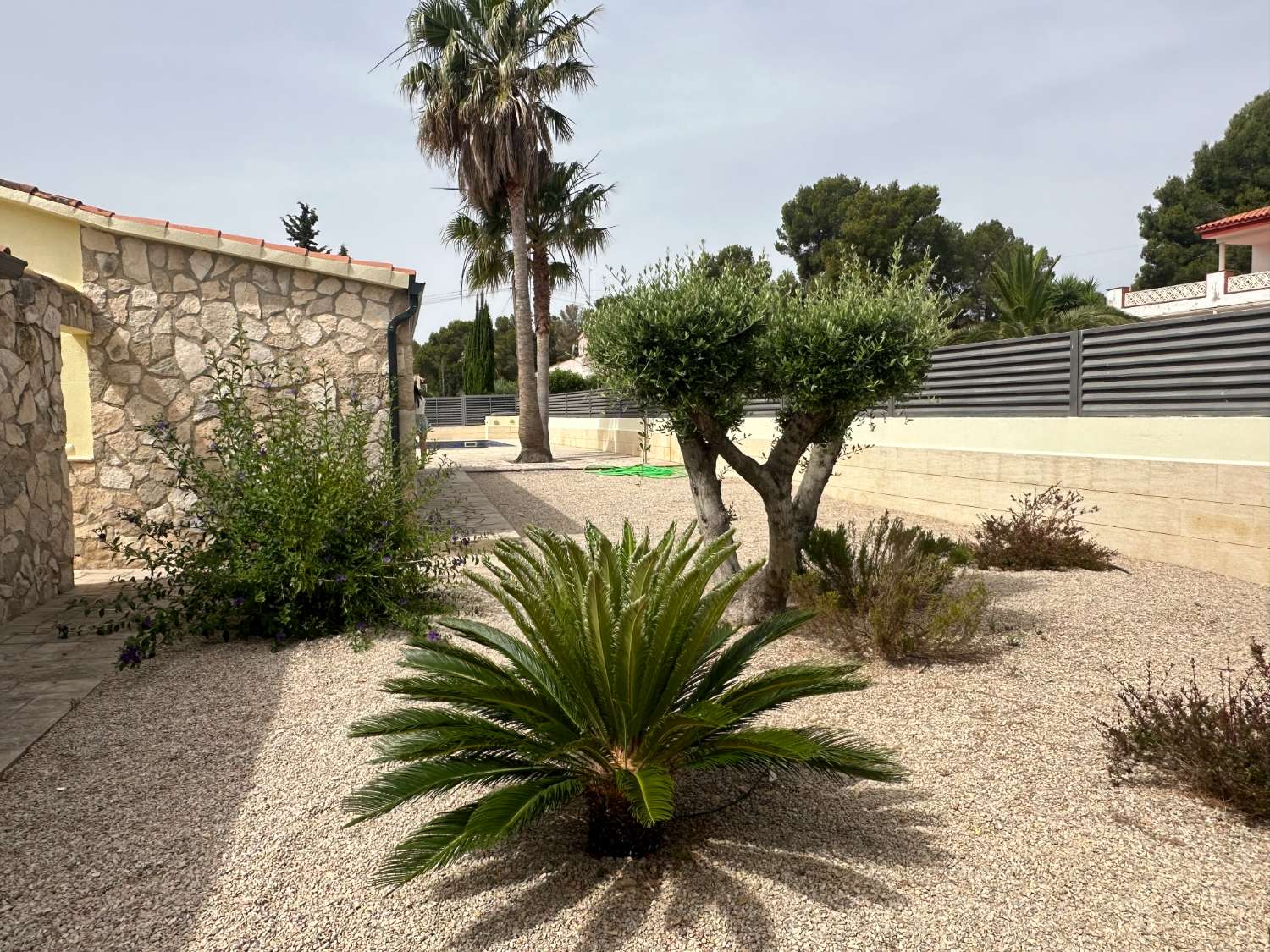 Preciosa casa con piscina privada con gran jardin !