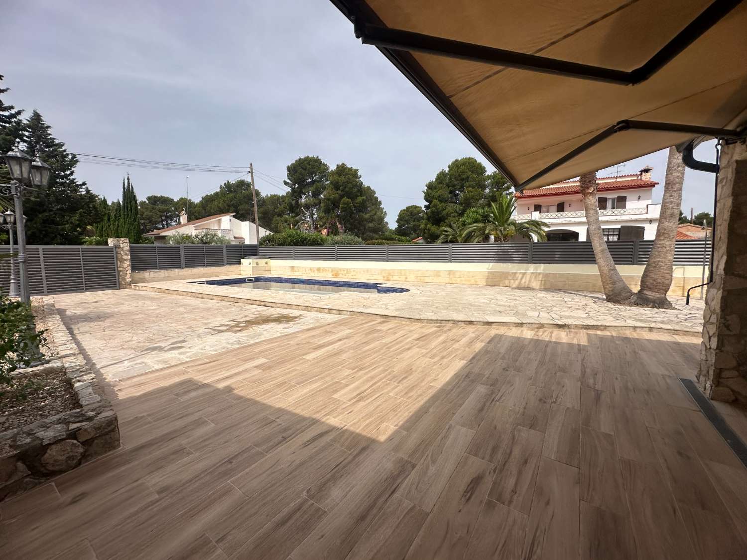 Preciosa casa con piscina privada con gran jardin !