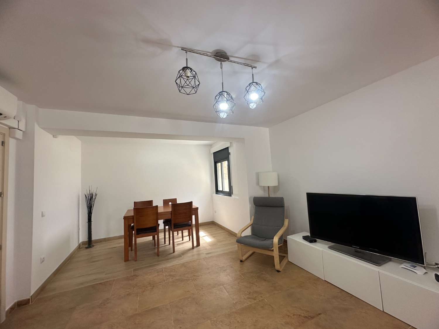 Preciosa casa con piscina privada con gran jardin !
