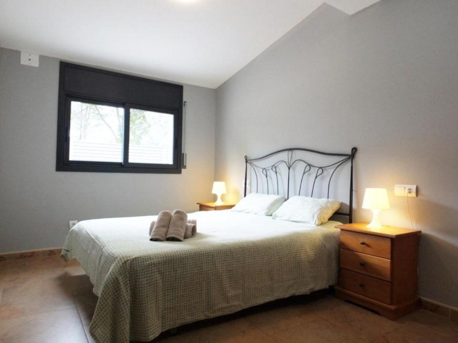 Preciosa casa con piscina privada con gran jardin !