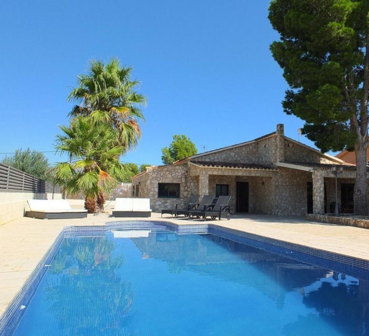 Preciosa casa con piscina privada con gran jardin !