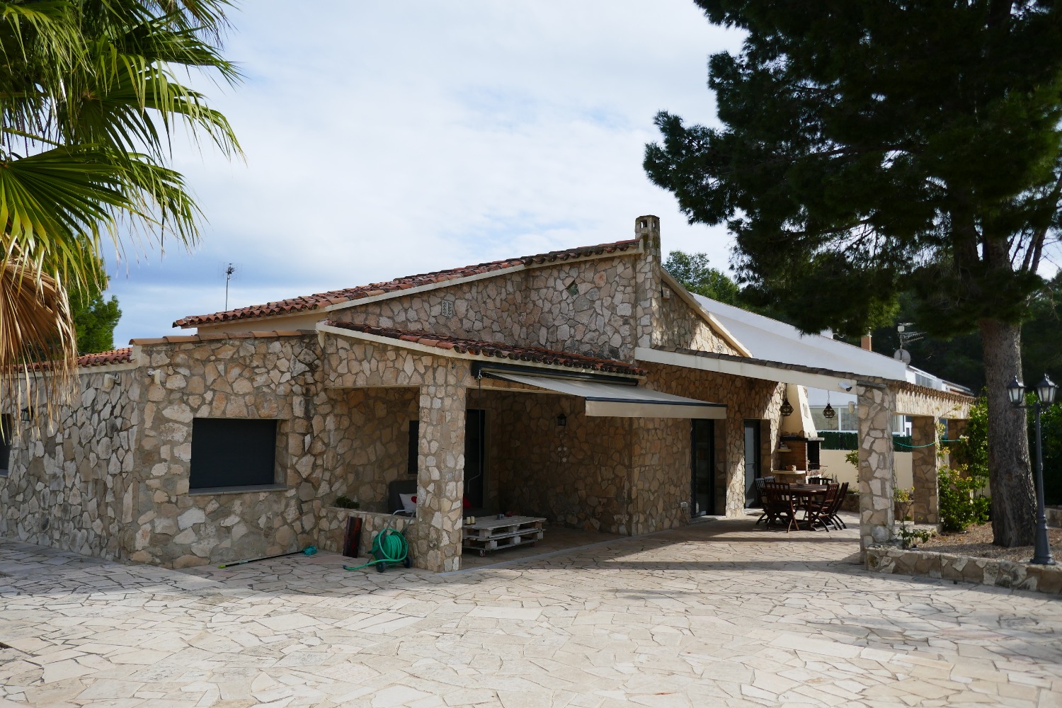 Preciosa casa con piscina privada con gran jardin !
