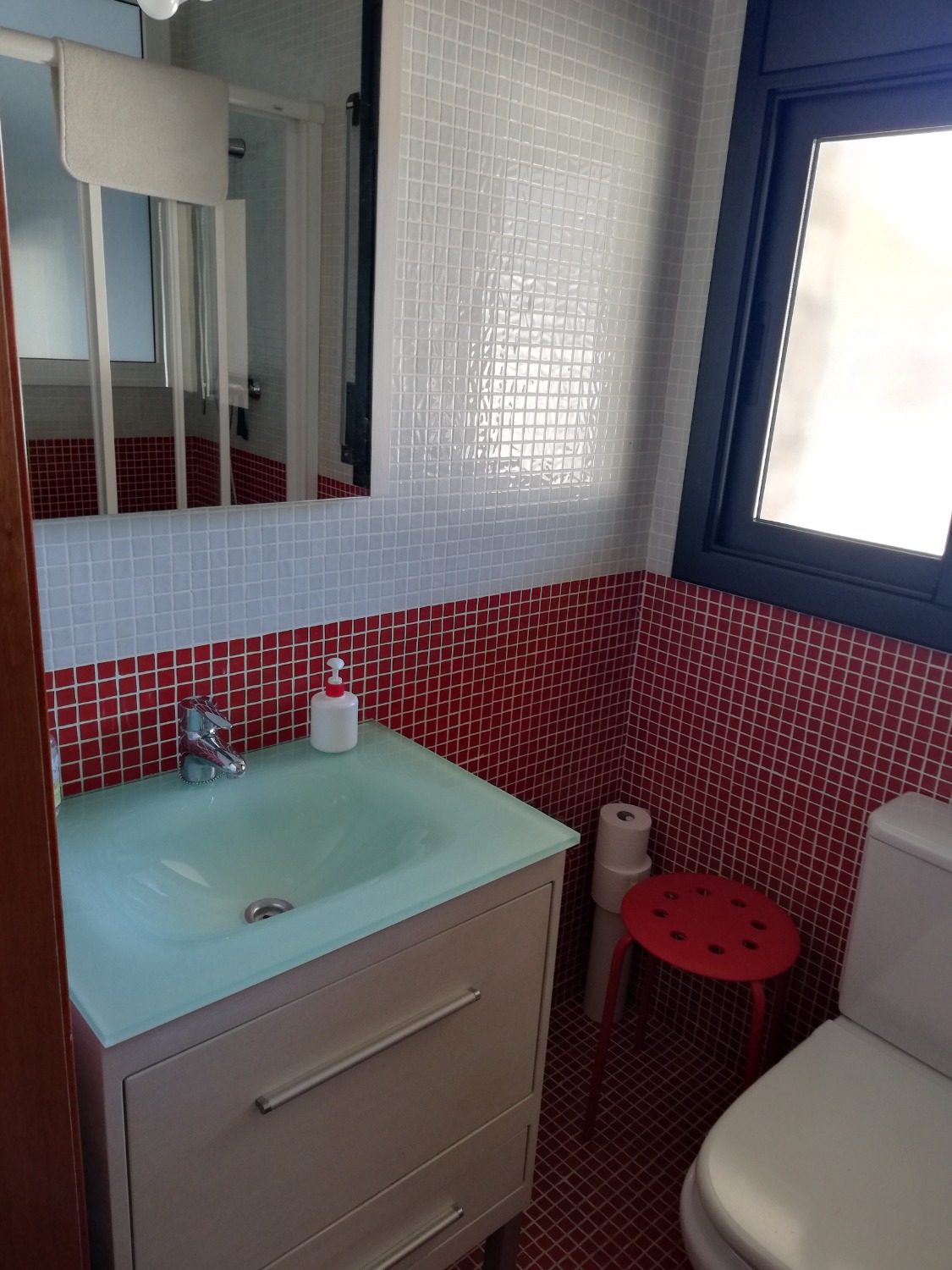 Preciosa casa con piscina privada con gran jardin !