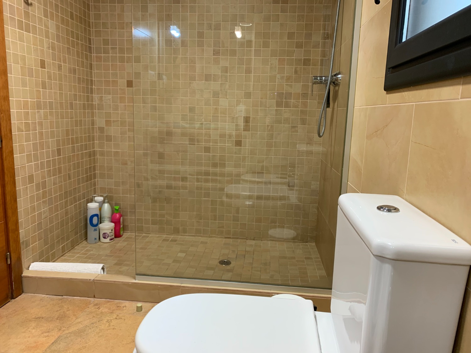 Preciosa casa con piscina privada con gran jardin !