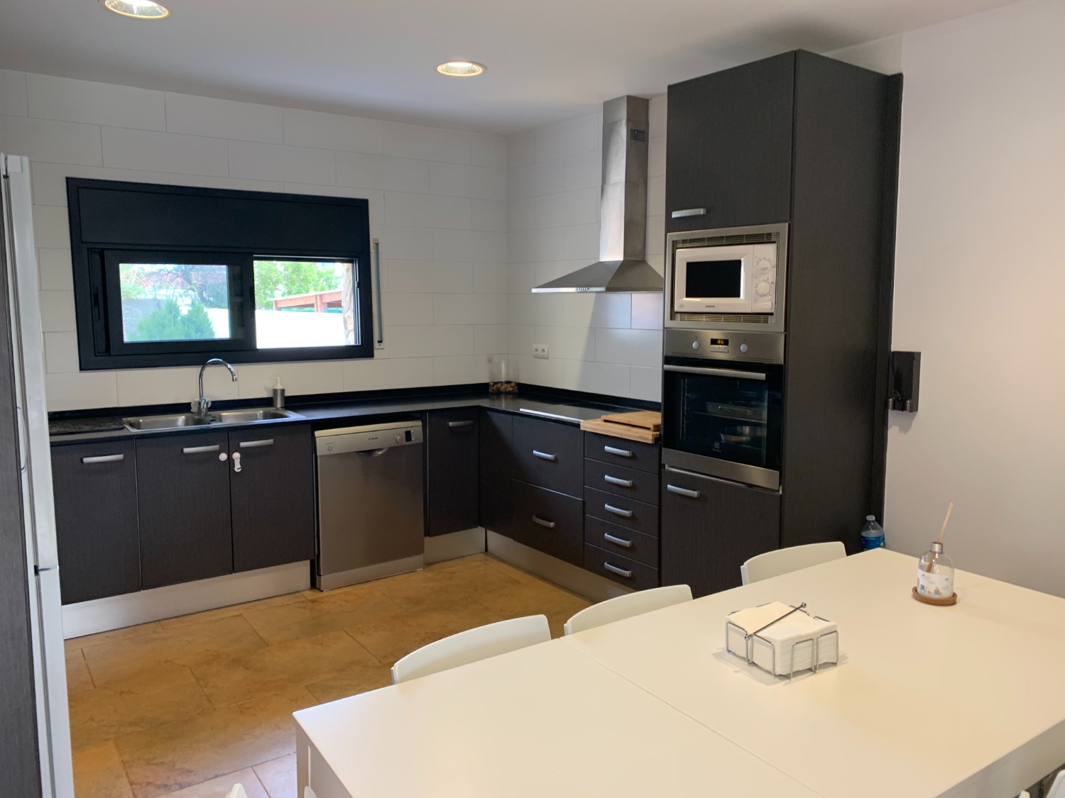 Preciosa casa con piscina privada con gran jardin !