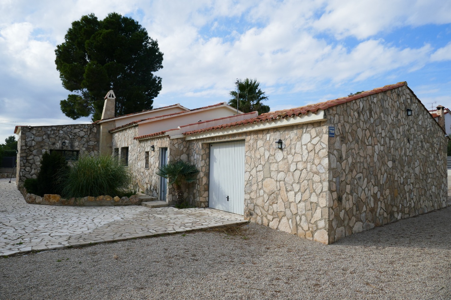 Preciosa casa con piscina privada con gran jardin !