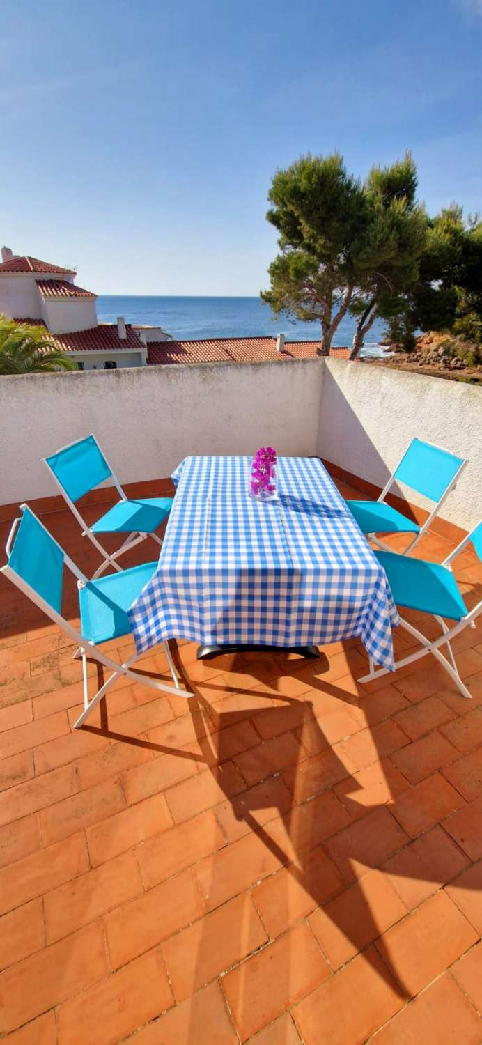 Esplèndida casa de dos apartaments a 50m del mar !