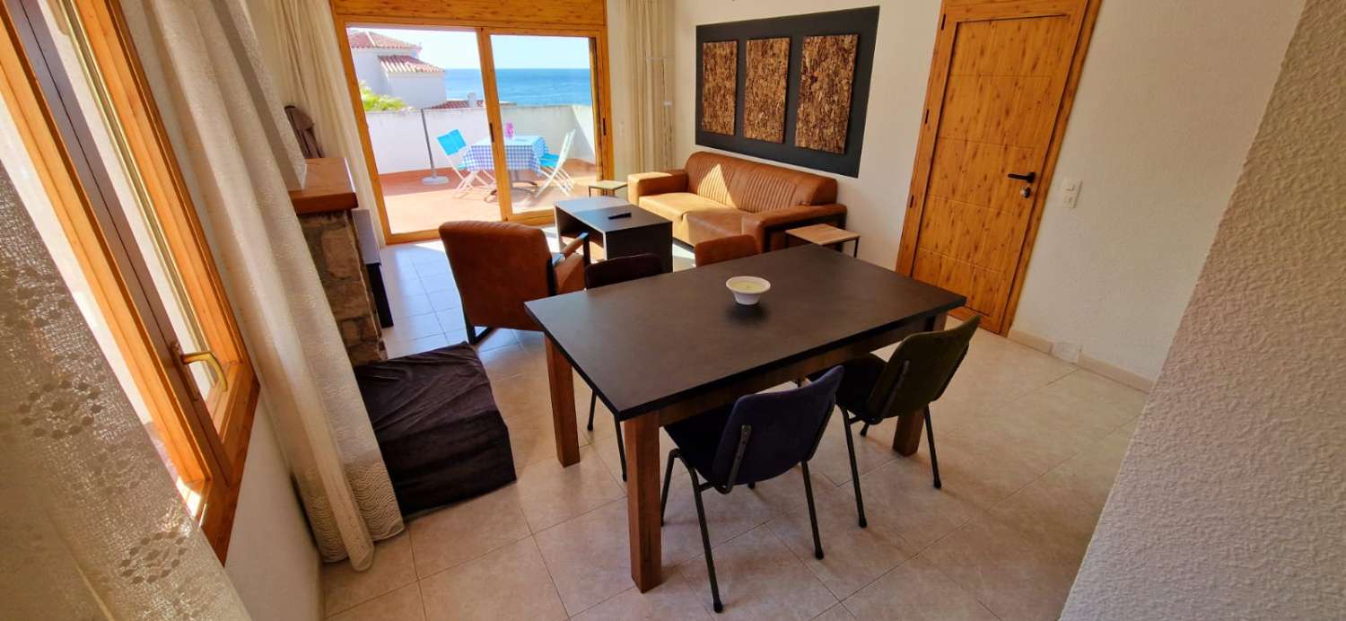 Esplèndida casa de dos apartaments a 50m del mar !