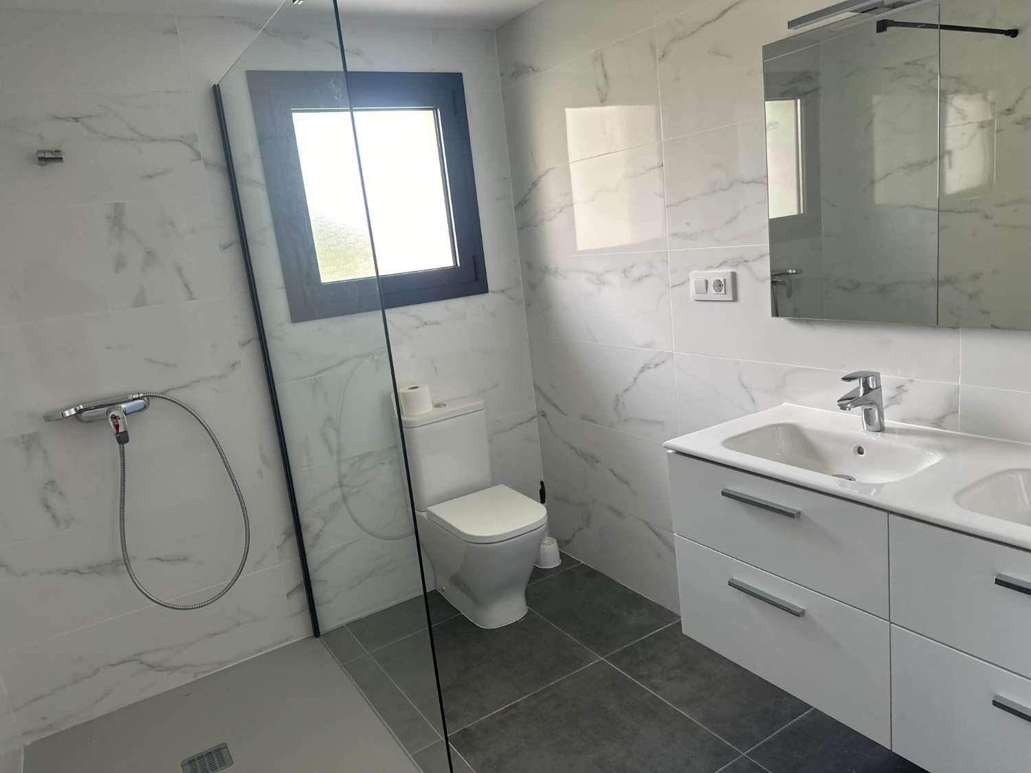 Nueva casa con piscina privada a solo 200m de la playa