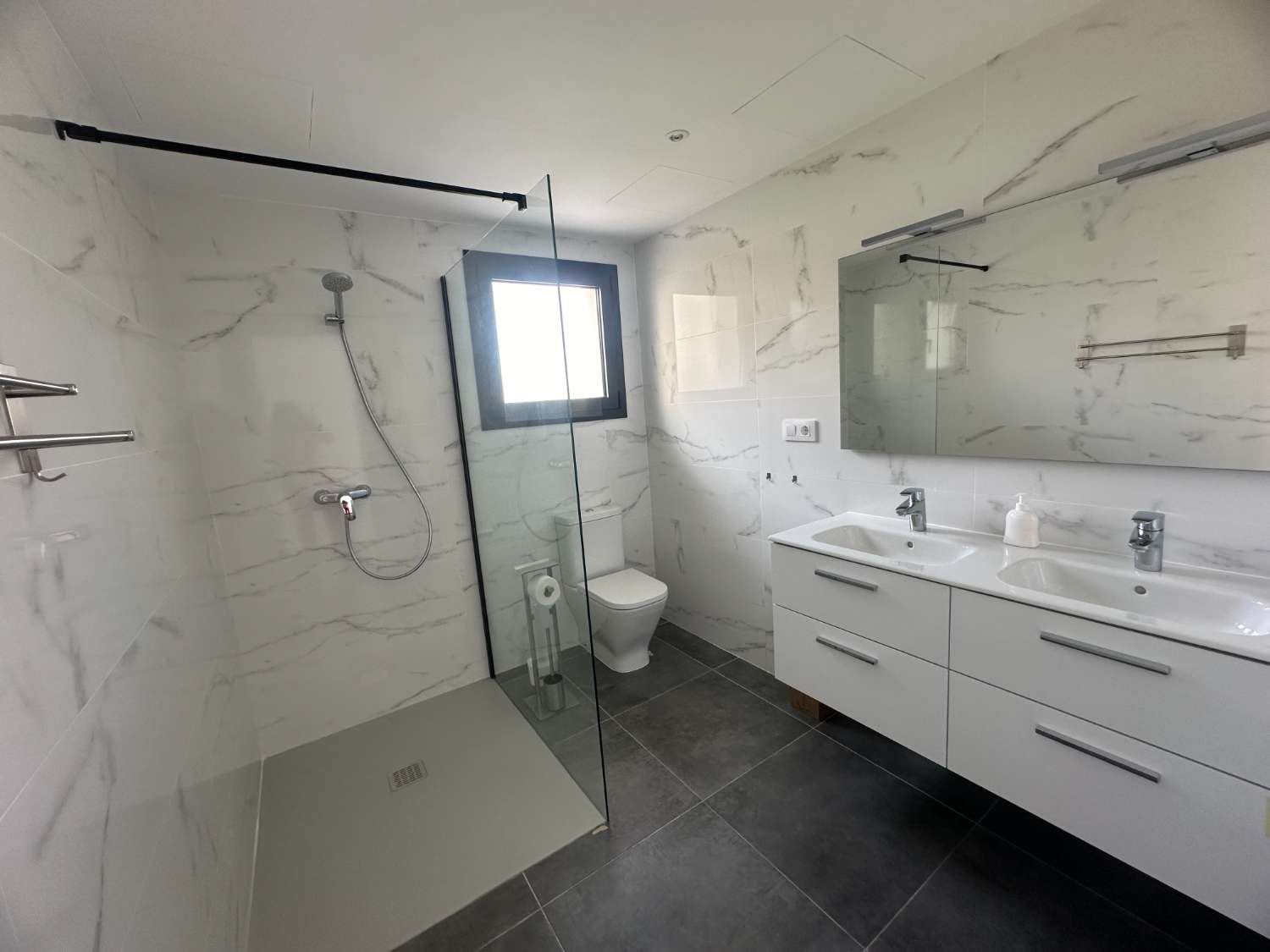 Nueva casa con piscina privada a solo 200m de la playa