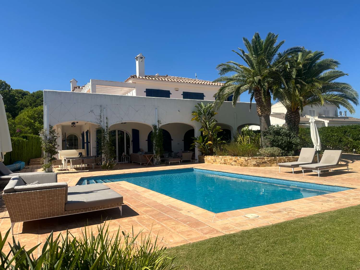 GROSSES GRUNDSTÜCK NUR 20 METER VOM MEER ENTFERNT! mit TOURISTENLIZENZ