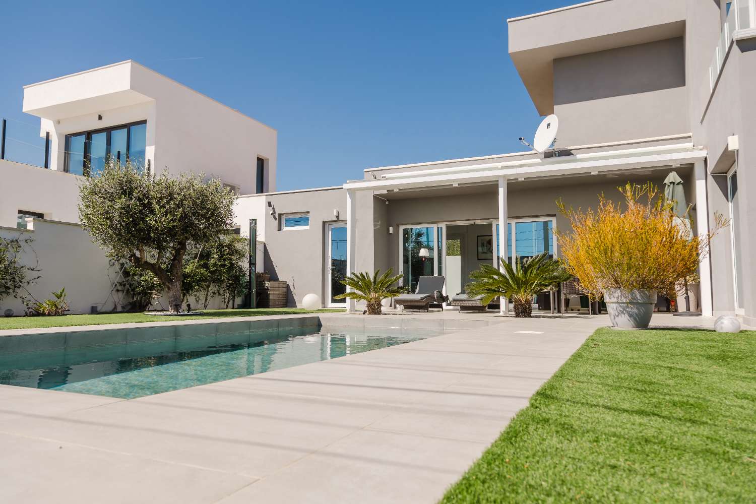 Hermosa villa moderna con piscina privada