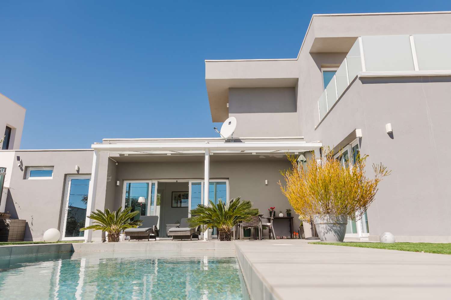 Hermosa villa moderna con piscina privada