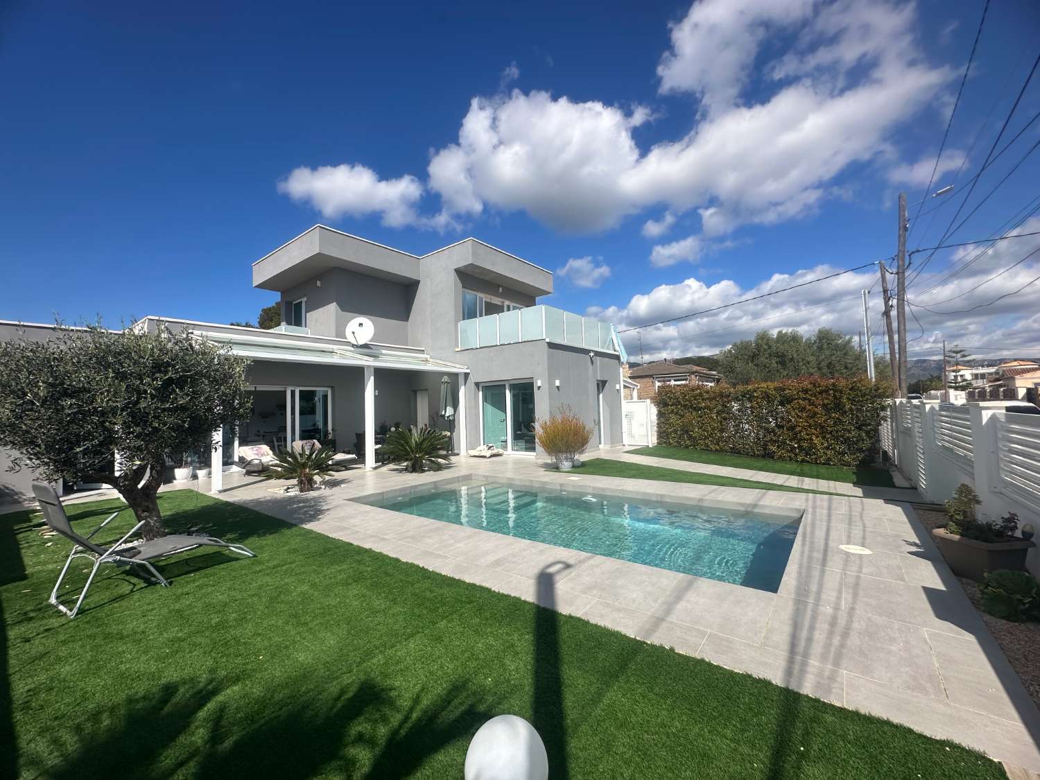 Hermosa villa moderna con piscina privada
