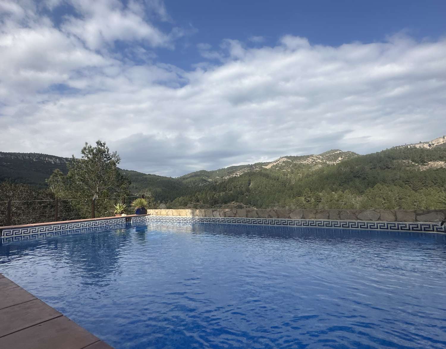 Gran propiedad que consta de dos casas independientes y piscina privada