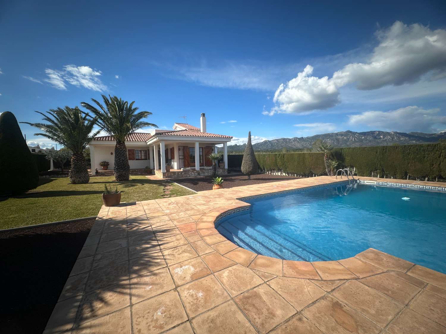 Preciosa casa unifamiliar con piscina privada!!