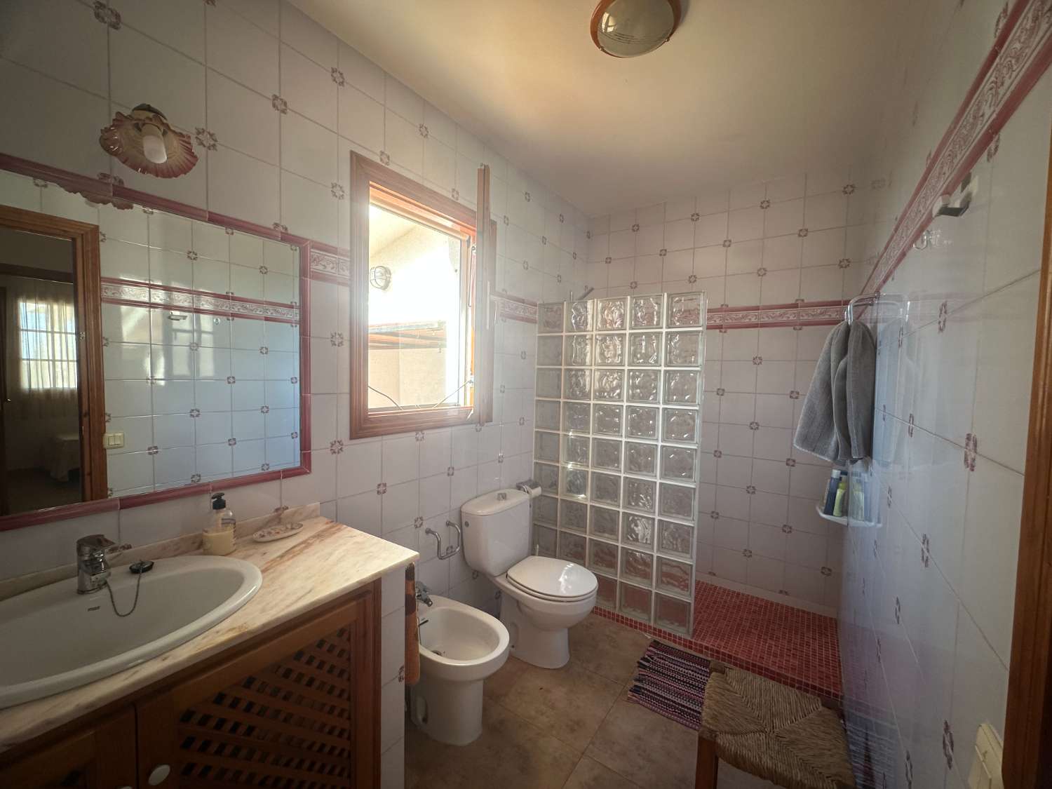 Preciosa casa unifamiliar con piscina privada!!
