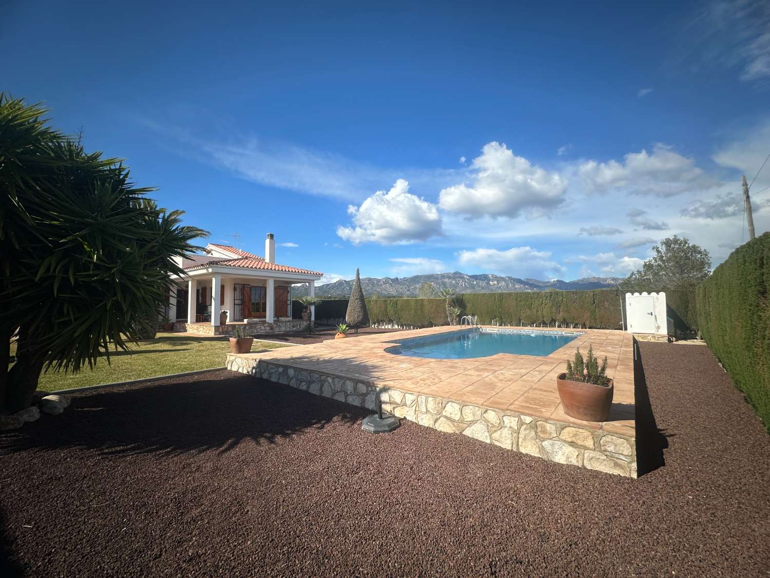 Preciosa casa unifamiliar con piscina privada!!