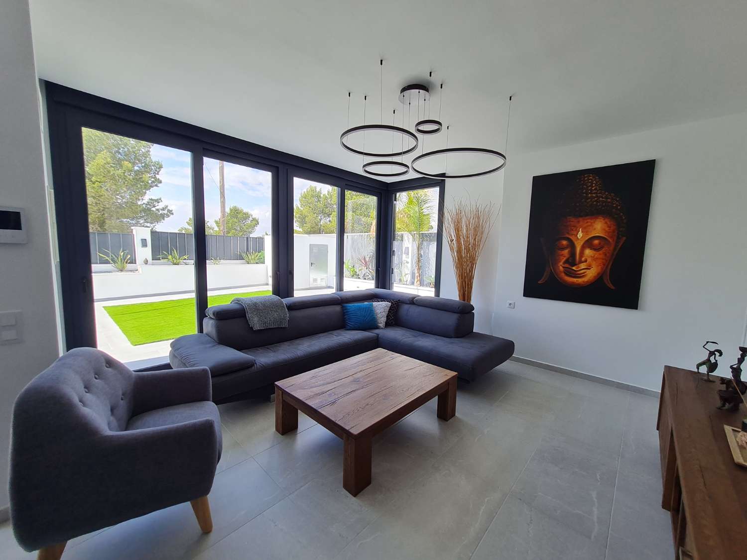 ¡Casa moderna con piscina privada!